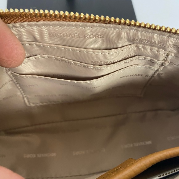 MICHAEL KORS CLUTCH - Picture 8 of 15